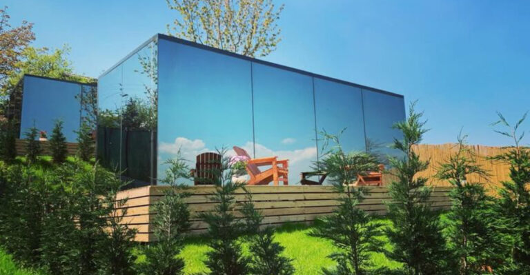 20 Stunning Mirror Homes That Disappear Into the Scenery