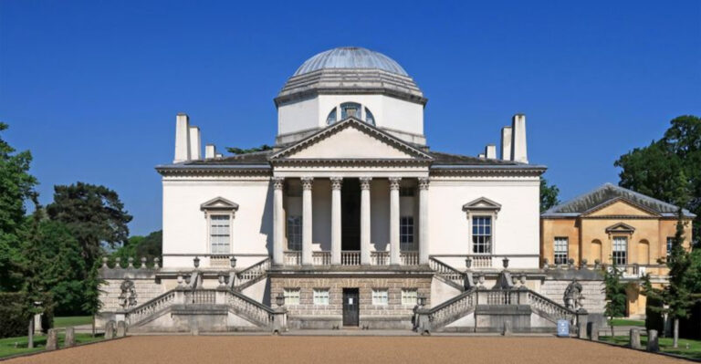 15 Neoclassical Houses That Embody Architectural Grandeur