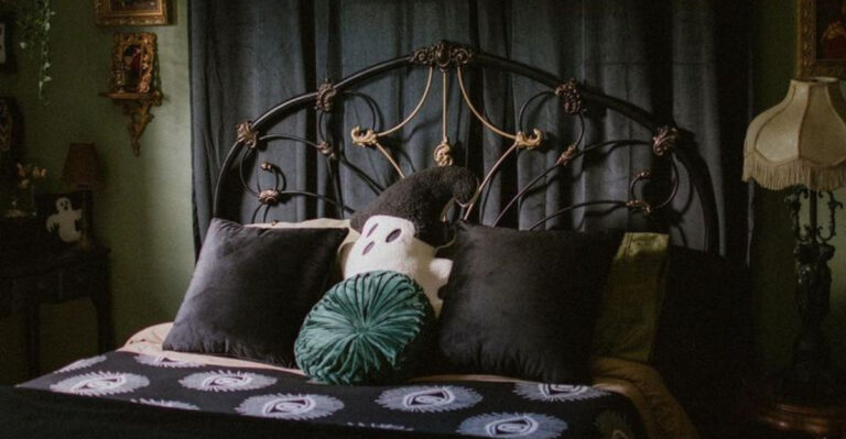 15 Victorian-Inspired Bedrooms You’d Want To Snooze In