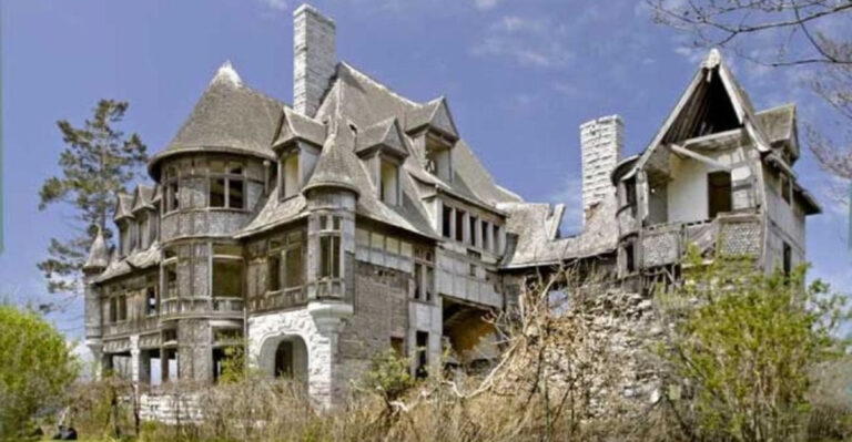 18 Hauntingly Beautiful Country Homes The World Let Slip Away
