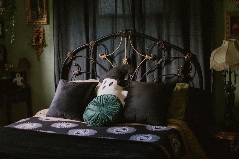 Mourning Purple Royal Chamber