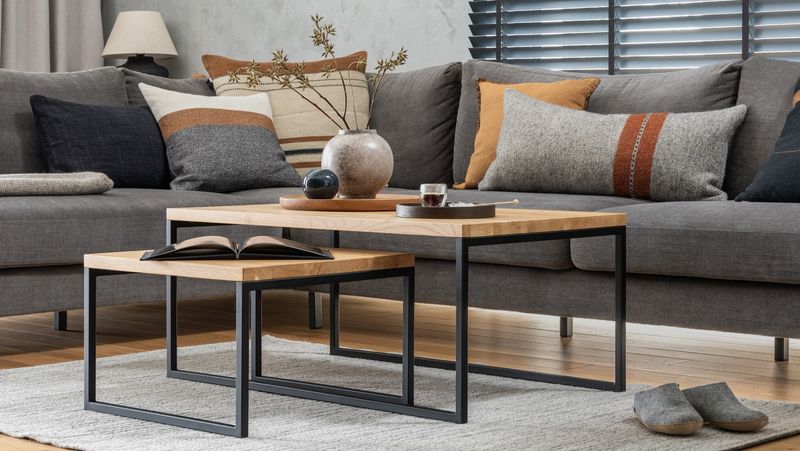 Sharp corners pointing at seating areas