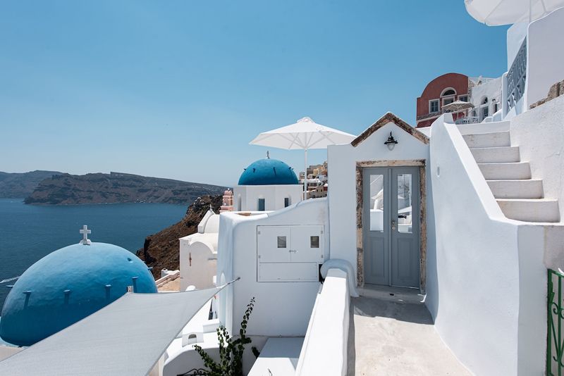 White‑washed cave house in Santorini, Greece