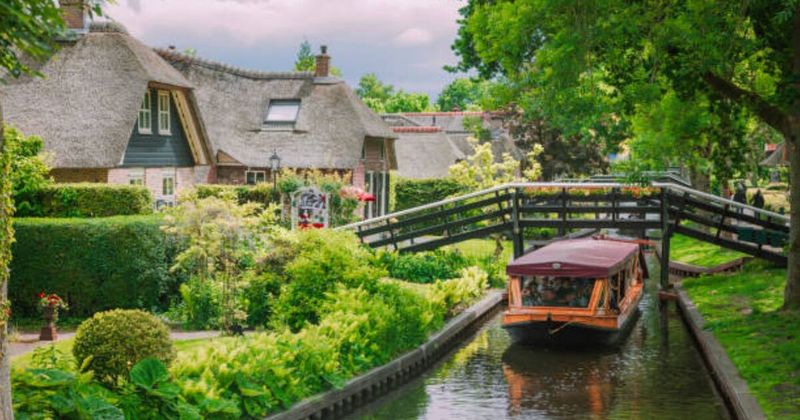 Thatched‑roof canal home in Giethoorn, Netherlands