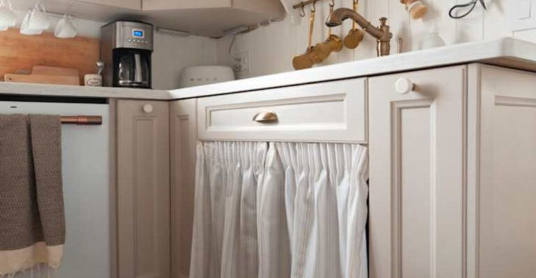 15 Examples Of The Convenient Vintage Kitchen Design Trend We Want To See Revived ASAP